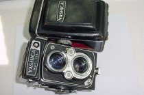 YASHICA Mat-124 TLR 120 Medium Format Film Camera with 80mm F/3.5 Twin Lens