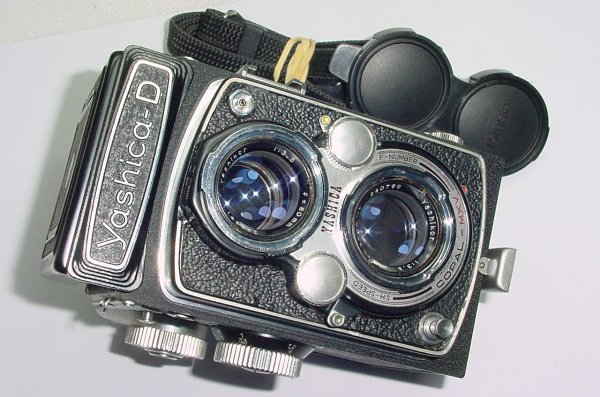 YASHICA - D TLR 120 Medium Format Film Camera with 80mm F/3.5 Lens